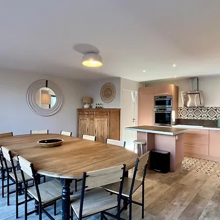 Stylish House In For Quiet Groups Villa